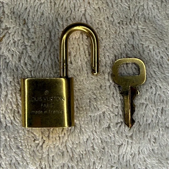 Louis Vuitton Brass '310' Padlock in Goldtone with Goldtone Key [||] - Picture 4 of 4